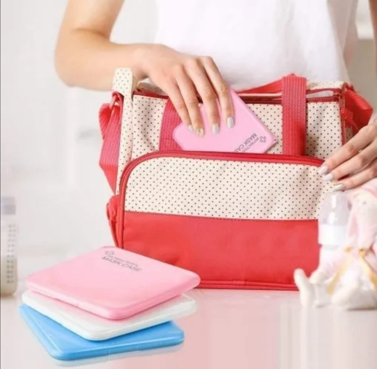 CAJA PORTATIL PARA CUBREBOCAS CUADRADA ROSA